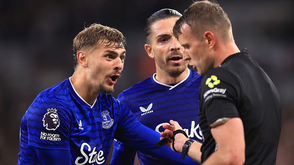 اعتراض دیوزبری-هال به داوری‌های لیگ برتر؛ تعلیق زودهنگام بازیکن اورتون